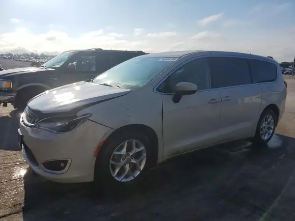 2C4RC1BGXHR768410 Chrysler Pacifica 2017 — Front end damage, before-repair photo