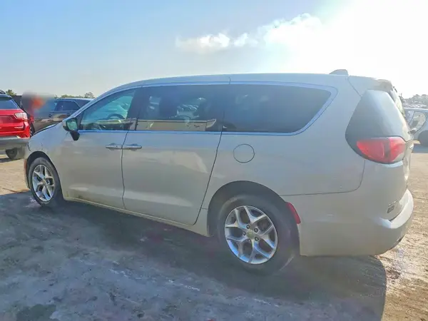 2C4RC1BGXHR768410 — 2017 Chrysler Pacifica, photo 2 from Copart, Front end
