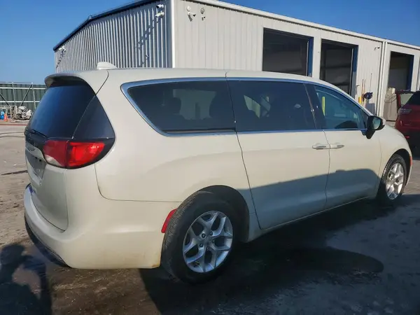 2C4RC1BGXHR768410 — 2017 Chrysler Pacifica, photo 3 from Copart, Front end