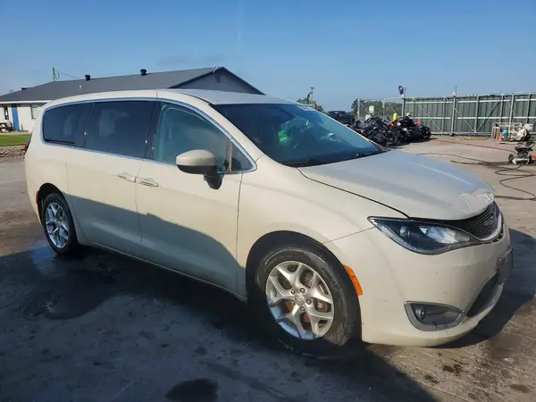 2C4RC1BGXHR768410 — 2017 Chrysler Pacifica, photo 4 from Copart, Front end