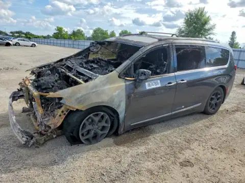 2C4RC1EG1HR523295 Chrysler Pacifica 2017 — Engine fire damage, before-repair photo