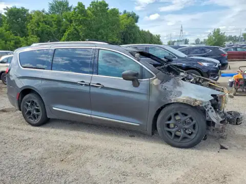 2C4RC1EG1HR523295 — 2017 Chrysler Pacifica, zdjęcie 4 z Copart 24.09.2026, Pożar silnika