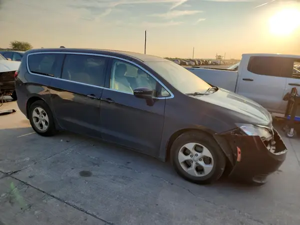 2C4RC1CG5HR597872 — 2017 Chrysler Pacifica, photo 4 from Copart 08.10.2026, Front end