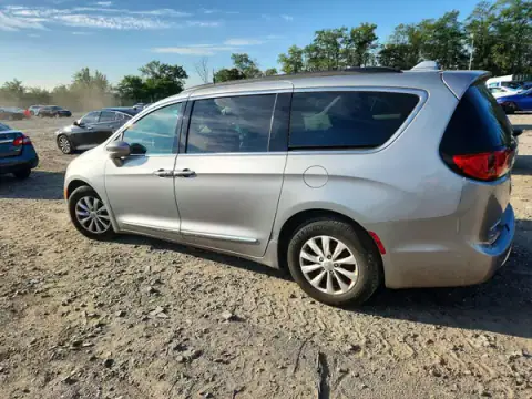 2C4RC1BG0HR613560 — 2017 Chrysler Pacifica, photo 2 from Copart 24.09.2026, Mechanical damage