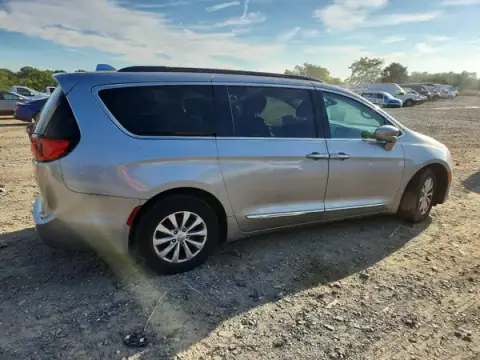 2C4RC1BG0HR613560 — 2017 Chrysler Pacifica, photo 3 from Copart 24.09.2026, Mechanical damage