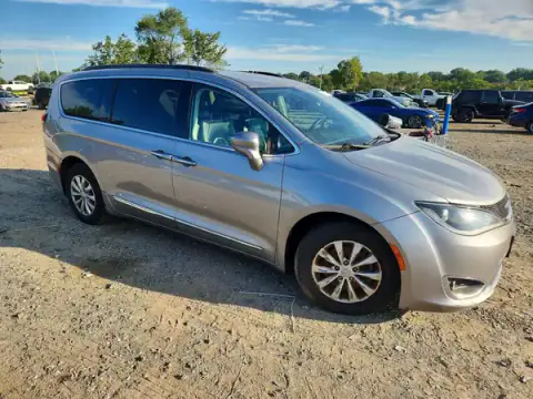 2C4RC1BG0HR613560 — 2017 Chrysler Pacifica, photo 4 from Copart 24.09.2026, Mechanical damage
