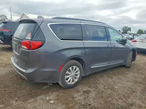 2C4RC1BG2HR564474 — 2017 Chrysler Pacifica, photo 3 from Copart, Front end