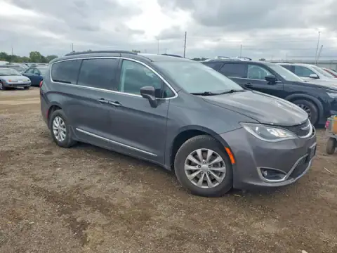 2C4RC1BG2HR564474 — 2017 Chrysler Pacifica, photo 4 from Copart, Front end