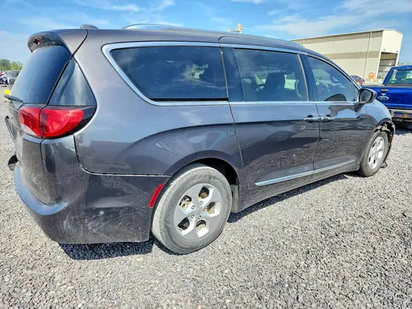 2C4RC1EG5HR752479 — 2017 Chrysler Pacifica, photo 3 from Copart, Front end