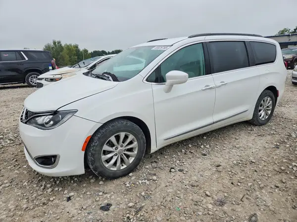 2C4RC1BG0HR702979 Chrysler Pacifica 2017 — Front end damage, before-repair photo