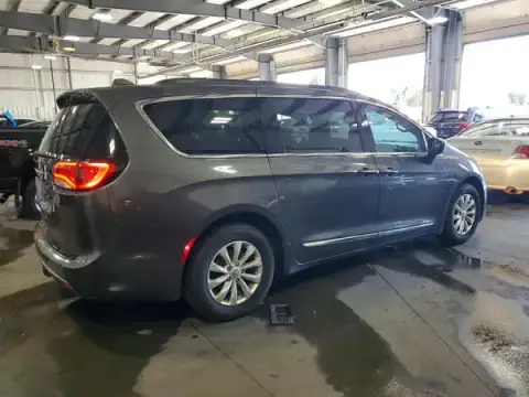 2C4RC1BG4HR638381 — 2017 Chrysler Pacifica, photo 3 from Copart, Side