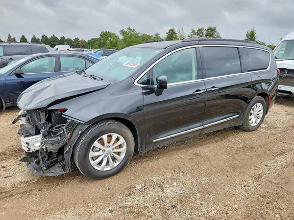 2C4RC1BG2HR854732 Chrysler Pacifica 2017 — uszkodzenie Przód, zdjęcie przed naprawą