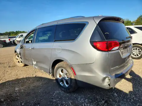 2C4RC1EG8HR704863 — 2017 Chrysler Pacifica, photo 2 from Copart, Front end