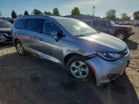 2C4RC1EG8HR704863 — 2017 Chrysler Pacifica, photo 4 from Copart, Front end