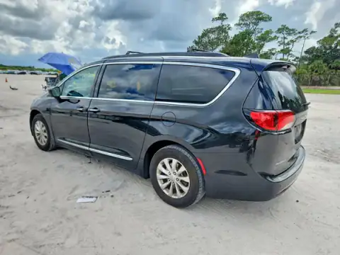 2C4RC1BG1HR803609 — 2017 Chrysler Pacifica, zdjęcie 2 z Copart, Przód