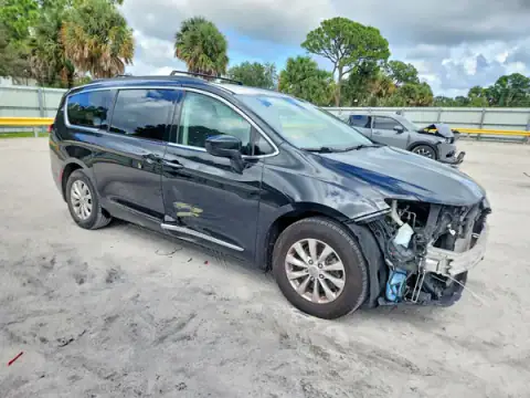 2C4RC1BG1HR803609 — 2017 Chrysler Pacifica, zdjęcie 4 z Copart, Przód