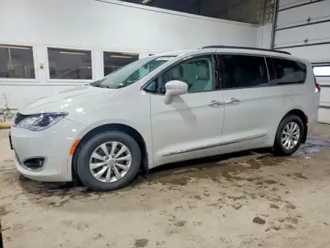2C4RC1BG7HR785388 Chrysler Pacifica 2017 — Rear end damage, before-repair photo