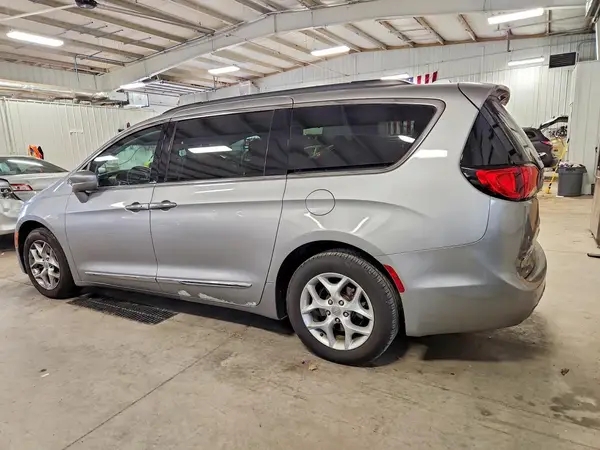 2C4RC1BG9HR669836 — 2017 Chrysler Pacifica, zdjęcie 2 z Copart 08.10.2026, Uszkodzenia mechaniczne