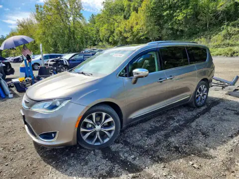 2C4RC1GG4HR777726 Chrysler Pacifica 2017 — Rear end damage, before-repair photo