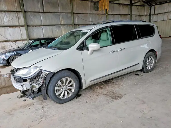 2C4RC1BG2HR702563 Chrysler Pacifica 2017 — Front end damage, before-repair photo