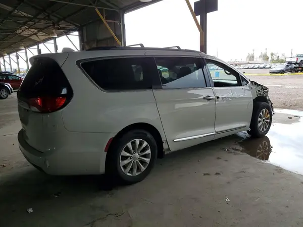 2C4RC1BG2HR702563 — 2017 Chrysler Pacifica, photo 3 from Copart, Front end