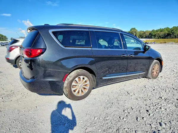 2C4RC1BG6HR667400 — 2017 Chrysler Pacifica, photo 3 from Copart 01.10.2026, Side