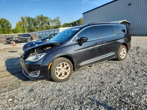 2C4RC1BG7HR638262 Chrysler Pacifica 2017 — Front end damage, before-repair photo