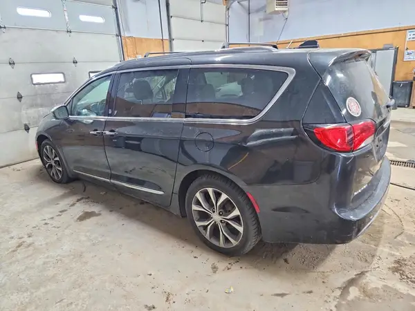 2C4RC1GG7HR648010 — 2017 Chrysler Pacifica, photo 2 from Copart 07.10.2026, Front end