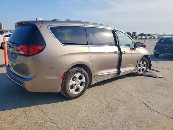 2C4RC1EG2HR537187 — 2017 Chrysler Pacifica, zdjęcie 3 z Copart 14.10.2026, Przód