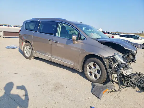 2C4RC1EG2HR537187 — 2017 Chrysler Pacifica, zdjęcie 4 z Copart 14.10.2026, Przód