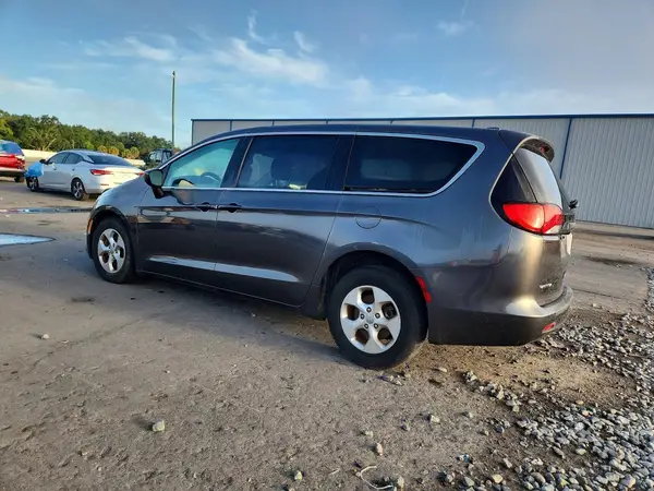 2C4RC1CG2HR521803 — 2017 Chrysler Pacifica, photo 2 from Copart 05.10.2026, Minor dents and scratches