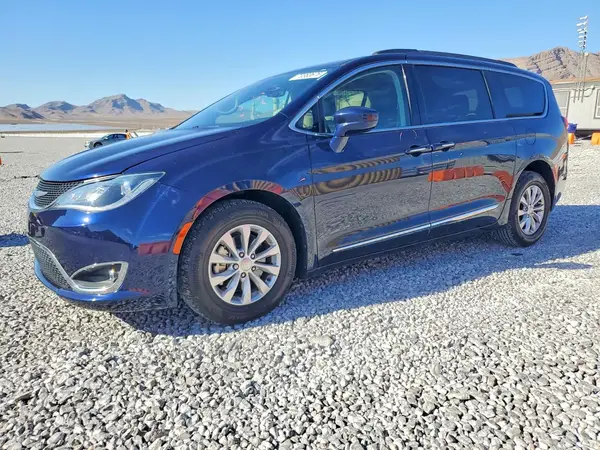 2C4RC1BG2HR743730 Chrysler Pacifica 2017 — Side damage, before-repair photo