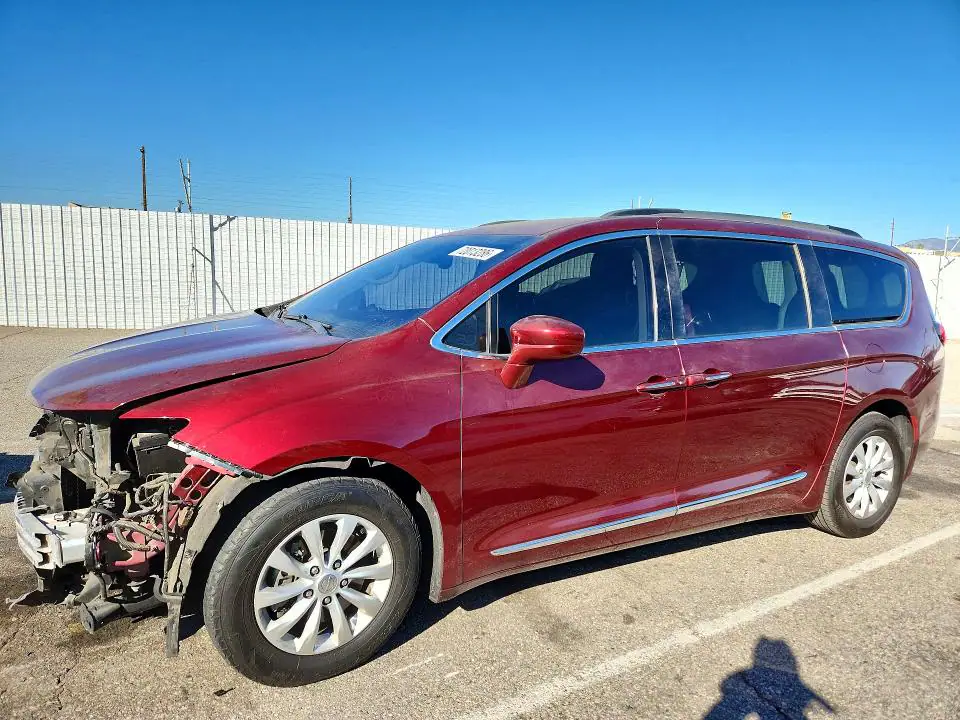 2C4RC1BG0HR509246 Chrysler Pacifica 2017 — Front end damage, before-repair photo