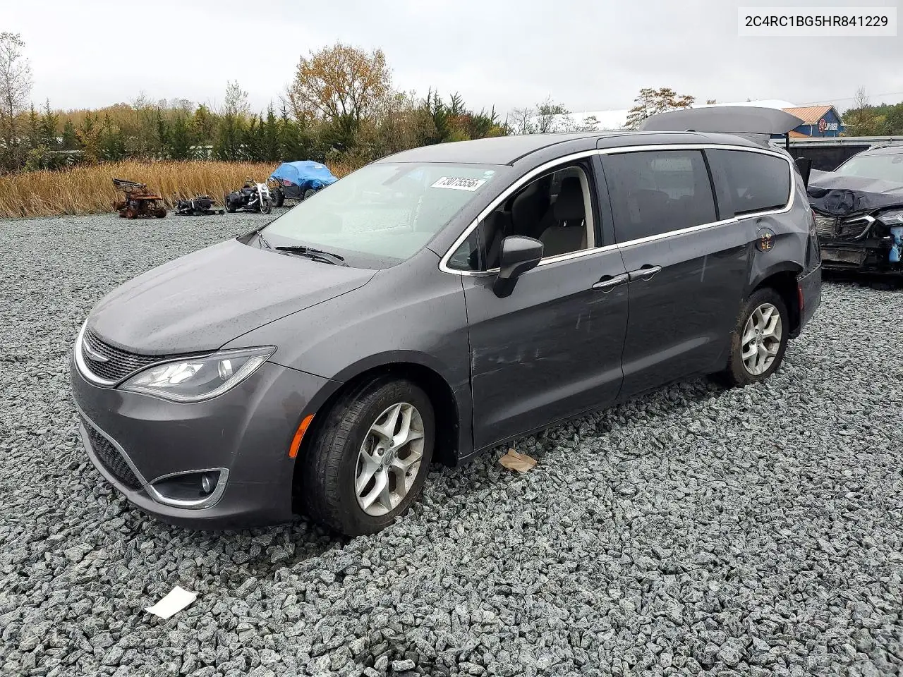 2C4RC1BG5HR841229 Chrysler Pacifica 2017 — Rear end damage, before-repair photo