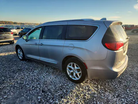 2C4RC1EGXHR841304 — 2017 Chrysler Pacifica, photo 2 from Copart, Mechanical damage