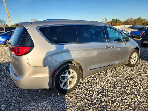 2C4RC1EGXHR841304 — 2017 Chrysler Pacifica, photo 3 from Copart, Mechanical damage
