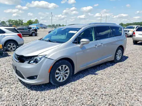 2C4RC1BG9JR211106 — 2018 Chrysler Pacifica, Przód (Front End), zdjęć przed naprawą