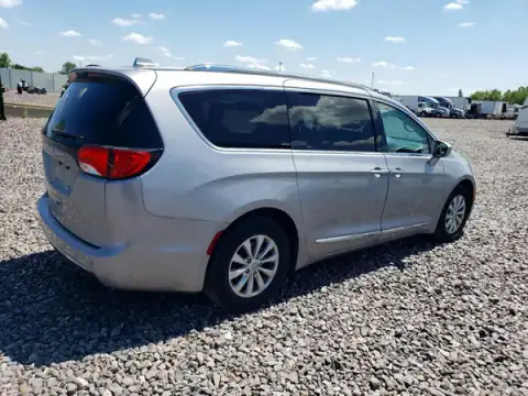 2C4RC1BG9JR211106 — 2018 Chrysler Pacifica, zdjęcie 3 z Copart, Przód