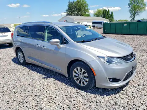 2C4RC1BG9JR211106 — 2018 Chrysler Pacifica, zdjęcie 4 z Copart, Przód