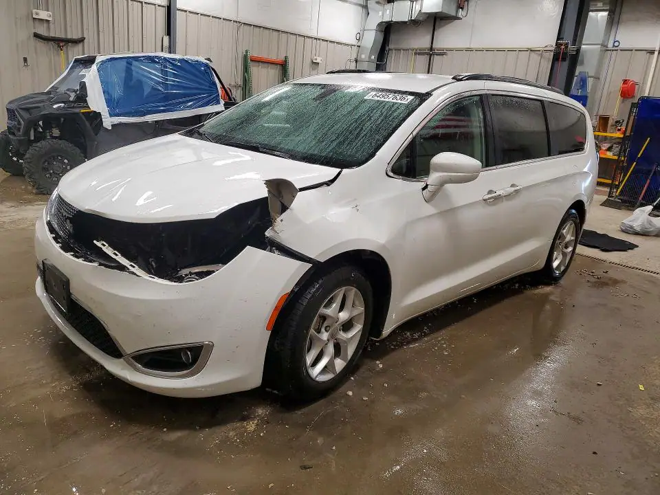 2C4RC1FG1JR183120 Chrysler Pacifica 2018 — Front end damage, before-repair photo