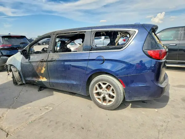 2C4RC1FG3JR270906 — 2018 Chrysler Pacifica, фото 2 с аукциона Copart 05.10.2026, Пожар