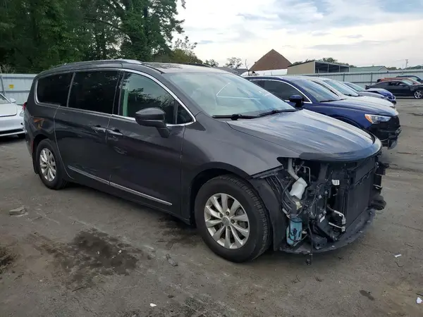 2C4RC1BG5JR104246 — 2018 Chrysler Pacifica, zdjęcie 4 z Copart 06.10.2026, Przód