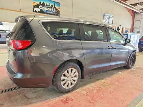 2C4RC1AG6JR139623 — 2018 Chrysler Pacifica, zdjęcie 3 z Copart 05.10.2026, Przód