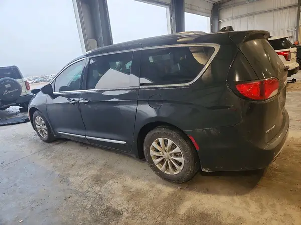 2C4RC1BG2JR133008 — 2018 Chrysler Pacifica, photo 2 from Copart, Front end