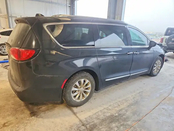 2C4RC1BG2JR133008 — 2018 Chrysler Pacifica, photo 3 from Copart, Front end