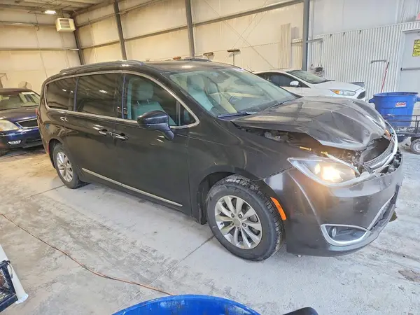 2C4RC1BG2JR133008 — 2018 Chrysler Pacifica, photo 4 from Copart, Front end