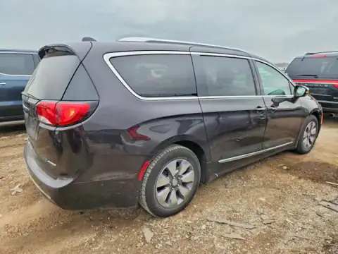 2C4RC1N79JR118260 — 2018 Chrysler Pacifica, zdjęcie 3 z Copart 06.10.2026, Przód
