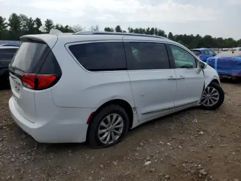 2C4RC1BG0JR124291 — 2018 Chrysler Pacifica, photo 3 from Copart 05.10.2026, Undercarriage damage