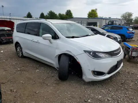 2C4RC1BG0JR124291 — 2018 Chrysler Pacifica, photo 4 from Copart 05.10.2026, Undercarriage damage