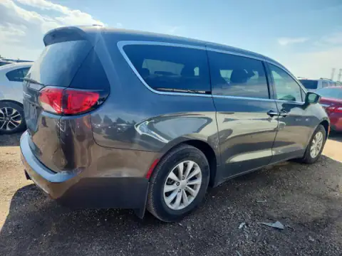 2C4RC1FG0JR101801 — 2018 Chrysler Pacifica, zdjęcie 3 z Copart 02.10.2026, Drobne wgniecenia i rysy